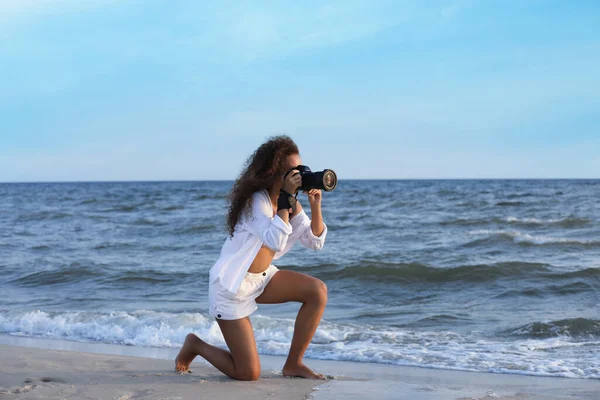 Africký Americký Fotograf Fotografování Profesionální Kamerou Blízkosti Moře — Stock fotografie