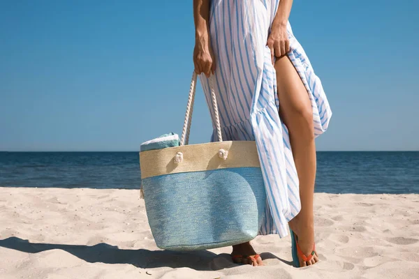 Mujer Con Bolsa Playa Cerca Del Mar Día Soleado Primer —  Fotos de Stock