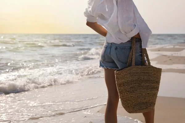 Kumsal Çantalı Kadın Güneşli Sahilde Yakın Plan — Stok fotoğraf