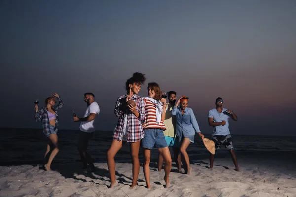 Felices Amigos Disfrutando Fiesta Verano Playa —  Fotos de Stock