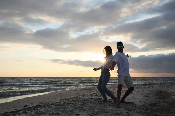 Gelukkig Paar Dansen Strand Bij Zonsondergang — Stockfoto