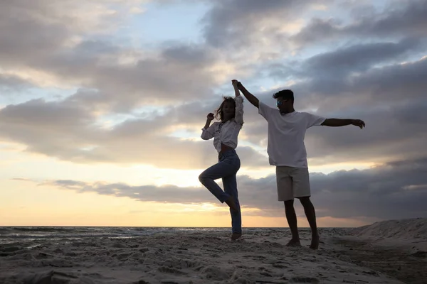 Gelukkig Paar Dansen Strand Bij Zonsondergang — Stockfoto