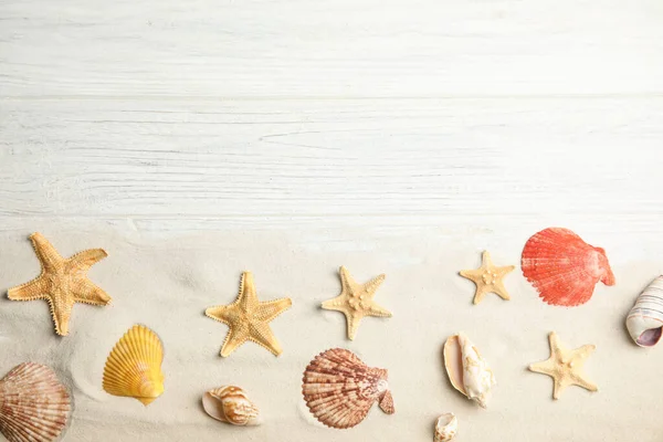 Hermosas Estrellas Mar Conchas Arena Sobre Fondo Madera Blanca Disposición — Foto de Stock