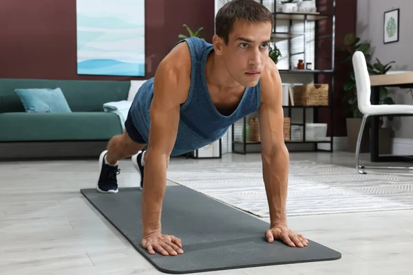 Bonito Homem Fazendo Exercício Prancha Alta Chão Casa — Fotografia de Stock