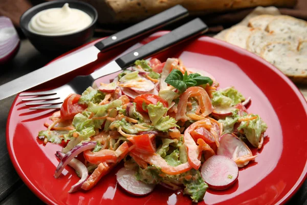 Deliziosa Insalata Con Maionese Servita Sul Tavolo Primo Piano — Foto Stock