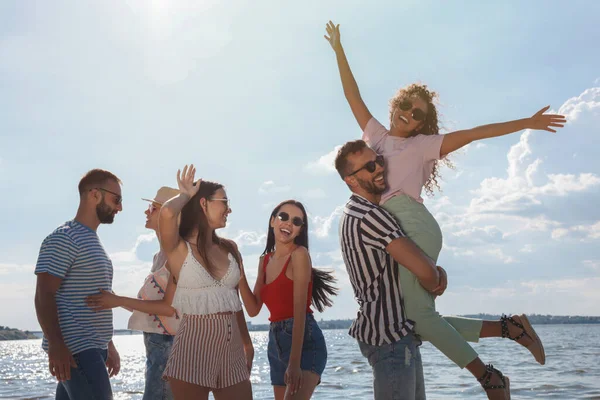 Gruppo Amici Che Divertono Vicino Fiume Alla Festa Estiva — Foto Stock