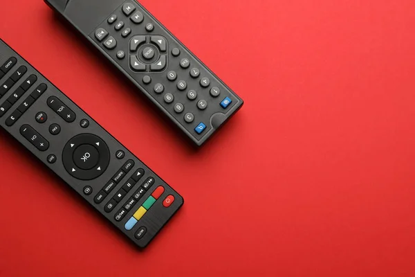 Remote Controls Red Background Flat Lay Space Text — Stock Photo, Image