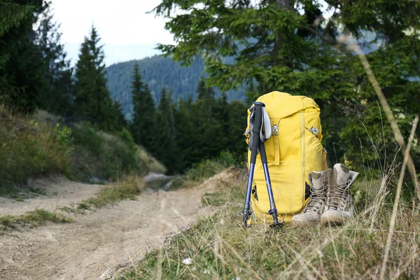 Rugzak Wandelstokken Laarzen Buiten Ruimte Voor Tekst Toeristisch Materieel — Stockfoto