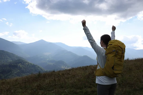 Triumphant Tourist Top Mountain Back View Space Text — Stock Photo, Image