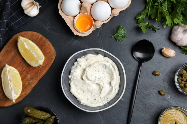 Lekkere Tartaarsaus Ingrediënten Zwarte Tafel Plat Gelegd — Stockfoto