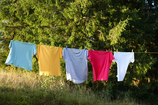 Waslijn Met Kleding Buiten Zonnige Dag — Stockfoto