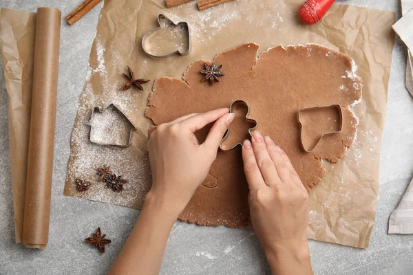 Gri Masada Noel Kurabiyesi Yapan Bir Kadın — Stok fotoğraf