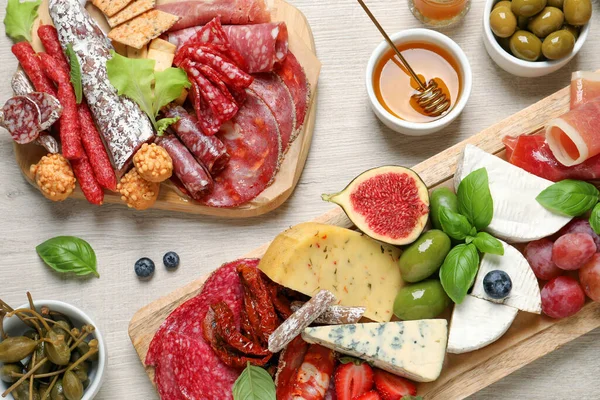 Set Diversi Deliziosi Antipasti Serviti Tavolo Legno Bianco Steso Piatto — Foto Stock