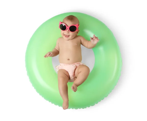 Mignon Petit Bébé Dans Des Lunettes Soleil Avec Anneau Gonflable — Photo