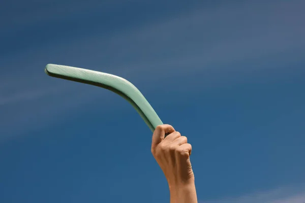 Vrouw Gooit Boemerang Tegen Blauwe Lucht Close Ruimte Voor Tekst — Stockfoto