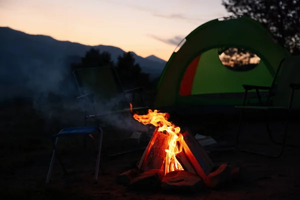 Bellissimo Falò Sedie Pieghevoli Vicino Tenda Campeggio All Aperto Serata — Foto Stock