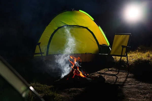 Bellissimo Falò Sedie Pieghevoli Vicino Tenda Campeggio All Aperto Notte — Foto Stock