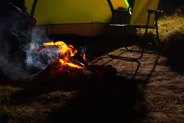 Uomo Seduto Vicino Falò Tenda Campeggio Notte — Foto Stock