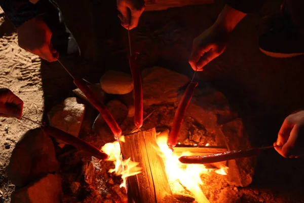 People Roasting Sausages Campfire Outdoors Night Closeup — Stock Photo, Image