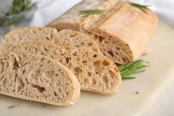 Cortar Delicioso Ciabatta Con Romero Pizarra Blanca Primer Plano — Foto de Stock