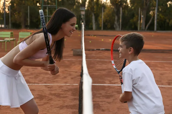 Madre Con Suo Figlio Sul Campo Tennis — Foto Stock