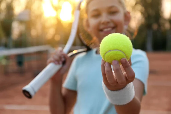 Linda Niña Con Raqueta Tenis Aire Libre Centran Pelota —  Fotos de Stock