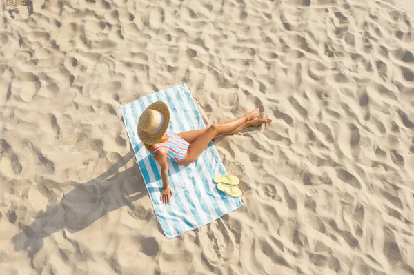 Mujer Tomando Sol Toalla Playa Costa Arena Vista Aérea — Foto de Stock