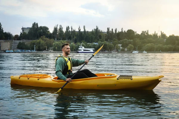 Hombre Guapo Haciendo Kayak Río Actividad Verano — Foto de Stock