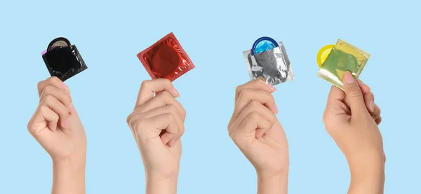 파란색 배경에 콘돔을 여성들의 콜라주 — 스톡 사진