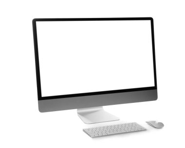 Boş ekranlı modern bilgisayar ve beyaz arkaplanda çevreseller