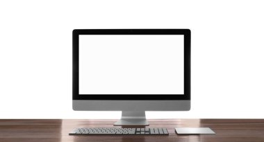 Boş ekran ekranlı modern bilgisayar ve ahşap masa üzerinde beyaz arkaplan karşı çevresel