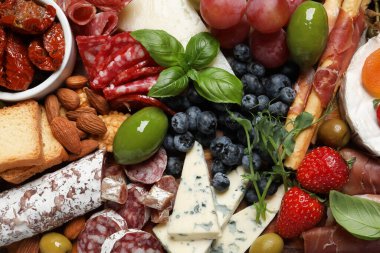 Arka plan olarak farklı lezzetli aperatifler, üst görünüm