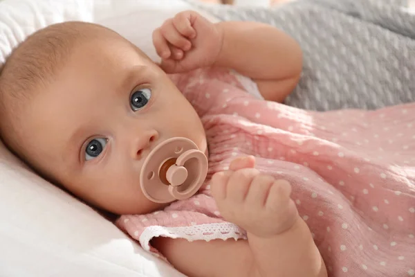Cute Little Baby Smoczka Leżącego Łóżeczku — Zdjęcie stockowe