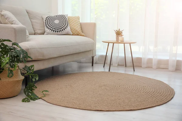 Interior Sala Estar Con Cómodo Sofá Elegante Alfombra Redonda —  Fotos de Stock