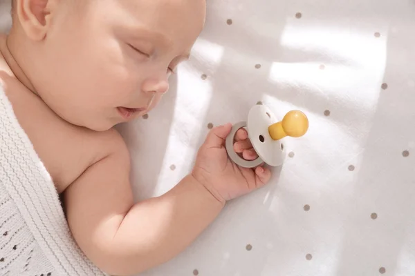 Lindo Bebé Con Chupete Durmiendo Cama Vista Superior — Foto de Stock