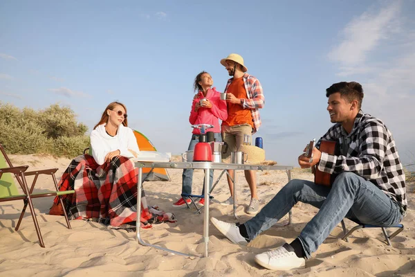 Amici Che Riposano Sulla Costa Sabbiosa Campeggio Sulla Spiaggia — Foto Stock