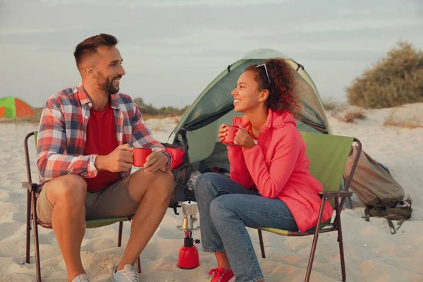 Kumsalda Kamp Çadırının Yanında Sıcak Içkileri Olan Bir Çift — Stok fotoğraf