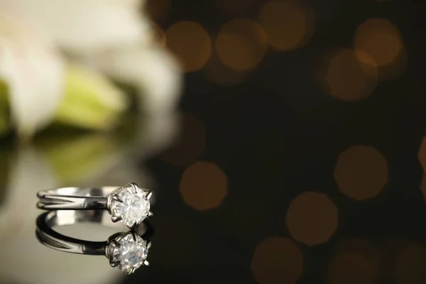 Hermoso Anillo Compromiso Contra Las Luces Festivas Borrosas Espacio Para — Foto de Stock