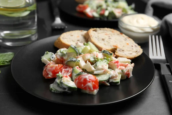 Deliziosa Insalata Con Maionese Sul Tavolo Nero — Foto Stock