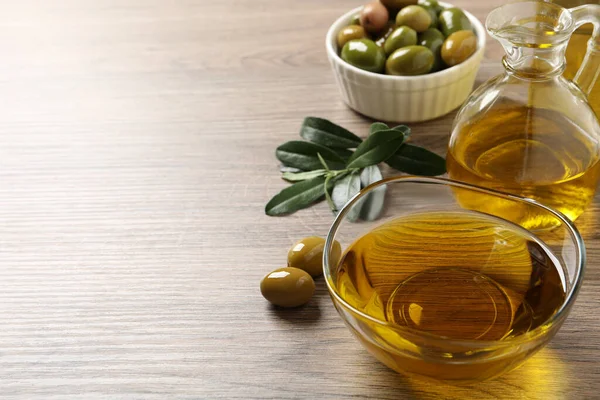 Huile Fraîche Olives Mûres Feuilles Vertes Sur Table Bois Espace — Photo