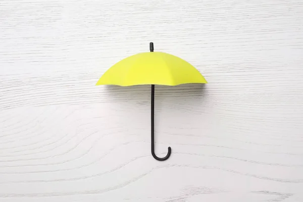 Petit Parapluie Jaune Sur Fond Bois Blanc Vue Dessus — Photo