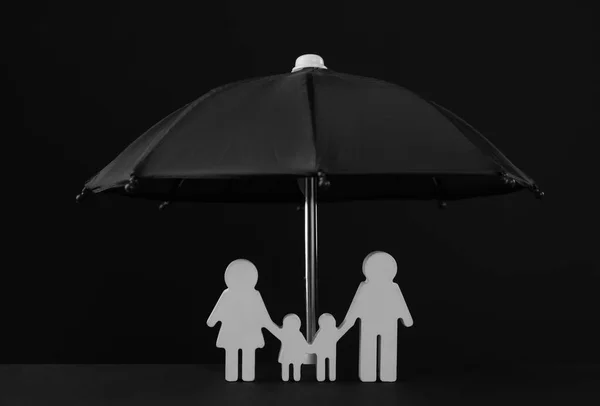 Siyah Arka Planda Küçük Şemsiye Aile Figürü — Stok fotoğraf