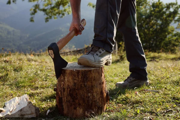 Baltalı Adam Yakacak Odun Kesiyor Yakın Plan — Stok fotoğraf