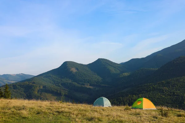 Pittoresco Paesaggio Montano Con Tende Campeggio Mattino — Foto Stock