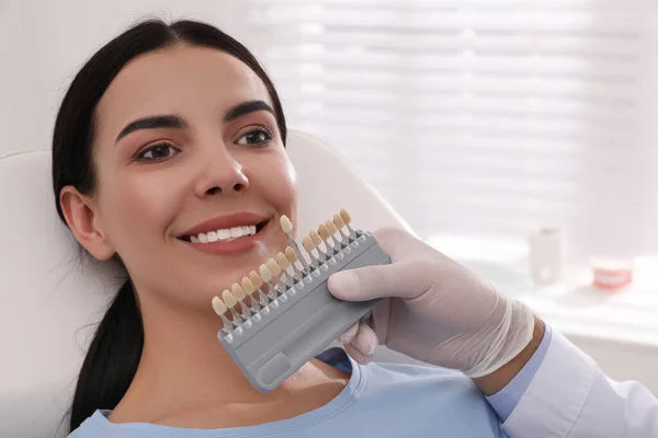 Dentista Verificando Cor Dos Dentes Jovem Clínica — Fotografia de Stock