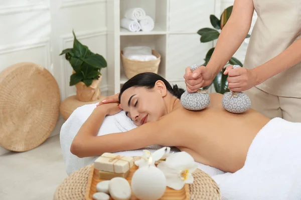 Junge Frau Erhält Kräuterbeutel Massage Wellness Salon — Stockfoto