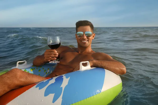 Hombre Con Copa Vino Anillo Inflable Descansando Mar — Foto de Stock