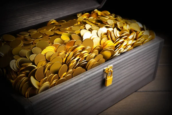 Nyitott Kincsesláda Arany Érmékkel Asztalon Közelkép — Stock Fotó