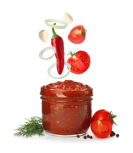 Diversi Ingredienti Che Cadono Vaso Vetro Con Deliziosa Salsa Adjika — Foto Stock