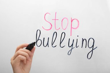 Yazan kadın beyaz arka planda zorbalığa son, yakın plan